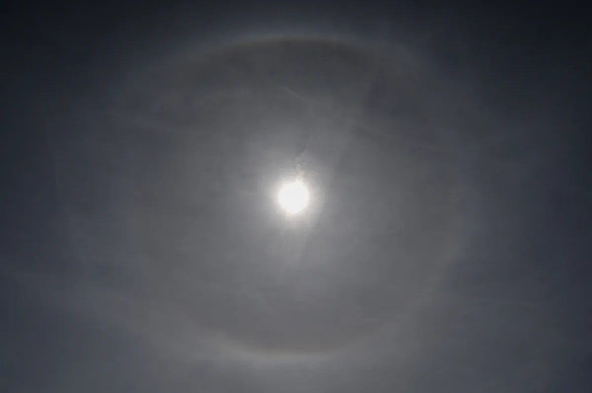 Am 29. Mai konnte man um die Sonne einen Halo beobachten, einen Lichteffekt, der entsteht, wenn Licht auf Eiskristalle trifft. Sonne mit einem hellen Ring darum.