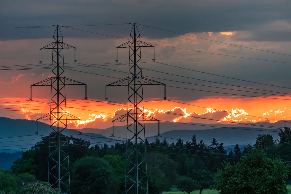 Strommast vor dem glühenden Abendhimmel.