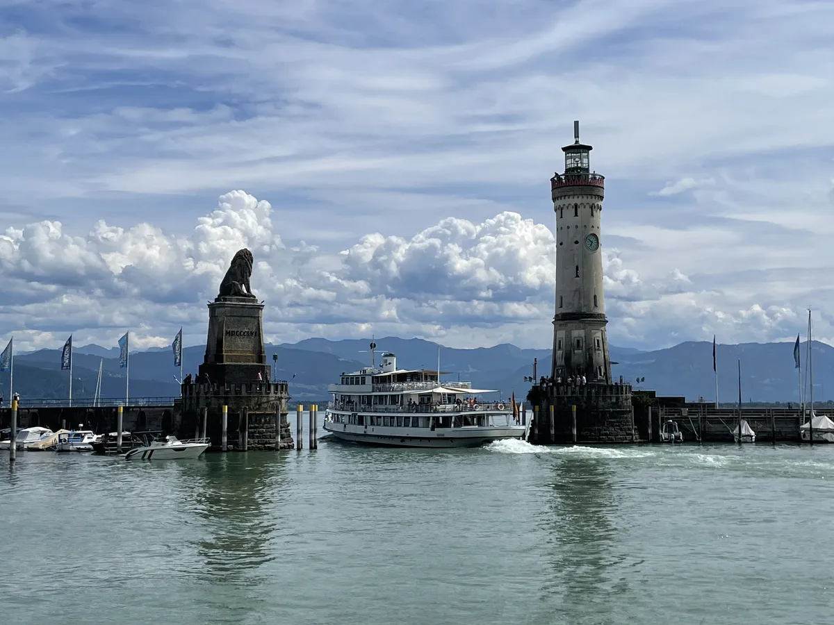 Ein Schiff mit deutscher Flagge in Lindau? Willkommen am Bodensee!