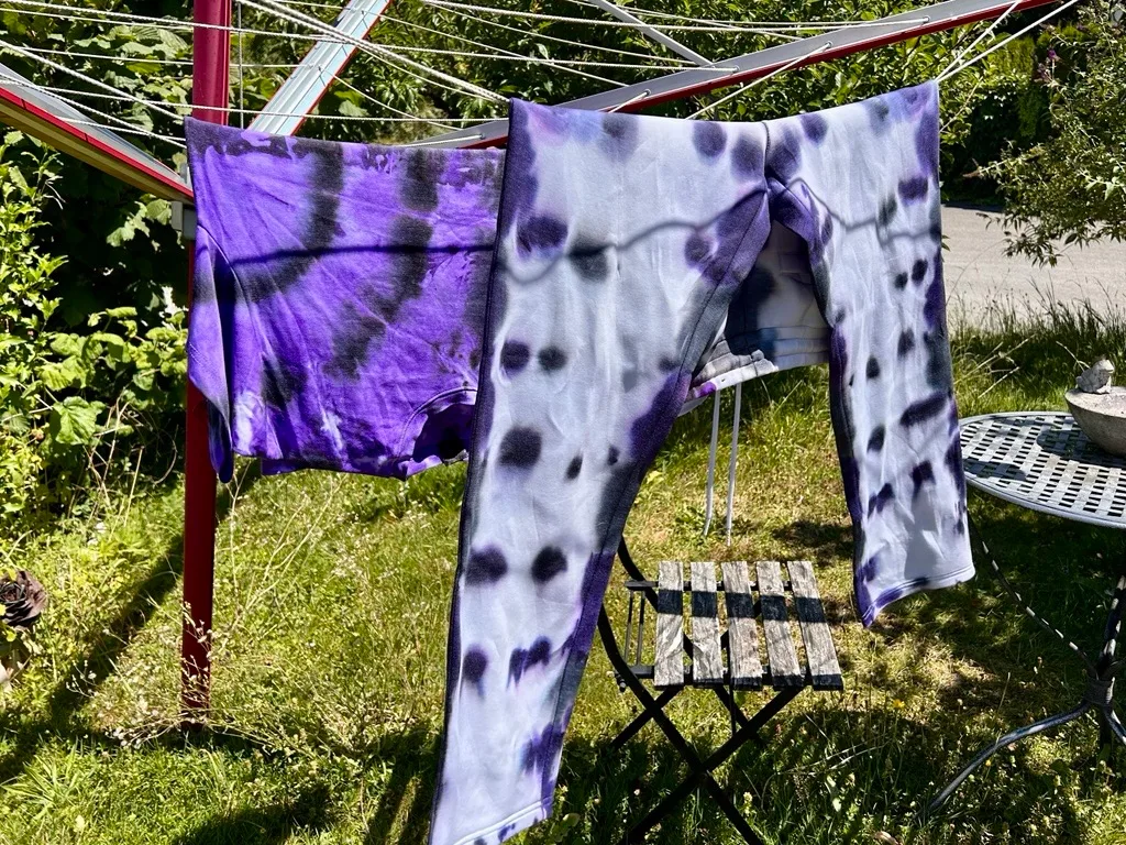 Einzigartige Klamotten «homemade»: Mit Batik geht das ganz einfach. Einzigartige Klamotten «homemade»: Mit Batik geht das ganz einfach.