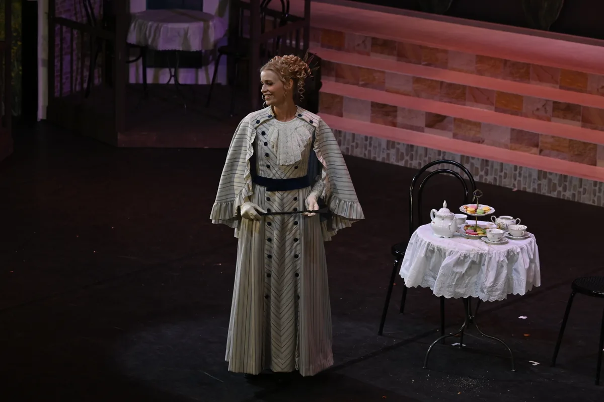 Nostalgische Kostüme und Kaffeehaus-Atmosphäre: Tereza Kotlánová auf der Bühne als Gabriele Gräfin Zedlau.