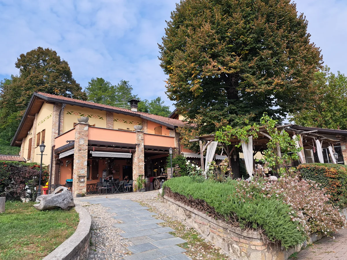 Im Restaurant La Cavallina erwartet die Reisegruppe ein verspätetes Mittagessen. Man sieht ein Restaurant von aussen