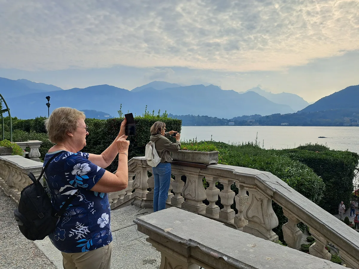 Ein beliebtes Fotosujet auch bei der ZO/AvU-Reisegruppe: der Comer See, von der Terrasse der Villa Carlotta aus gesehen. Frauen fotografieren einen See.