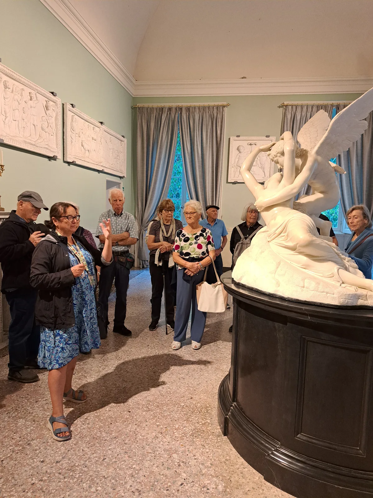 Adamo Tadolini schuf seine Skulpturengruppe «Amor und Psyche» zwischen 1819 und 1824 aus Marmor aus Carrara. Für den Bau der Villen hingegen wurde laut Reiseführerin Debora Bonazzi meist der günstigere Marmor aus der Region Como verwendet. Eine Gruppe Menschen steht vor einer Mamorskulptur.