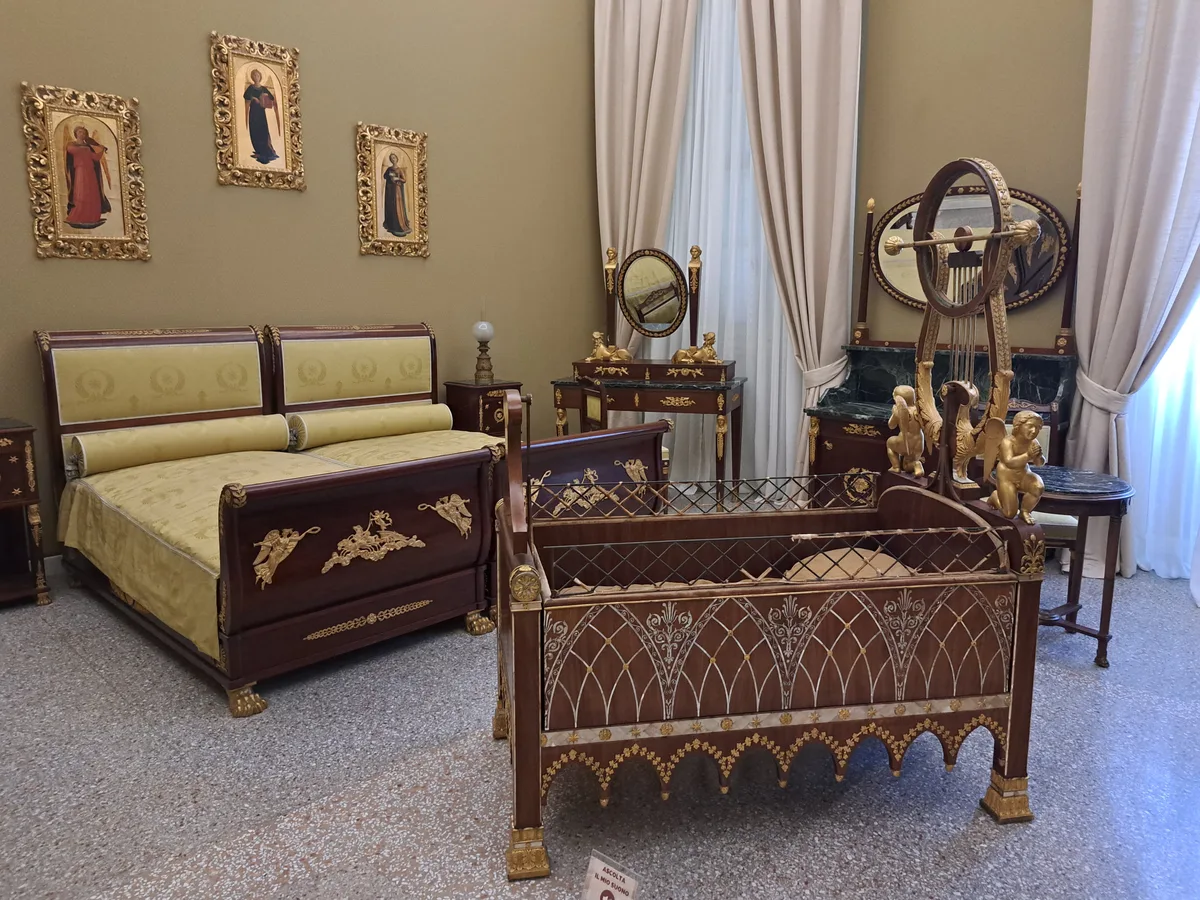 Das historische Schlafzimmer im Museum der Villa Carlotta zeigt die luxuriöse Wohnkultur des 19. Jahrhunderts. Antikes Schlafzimmer