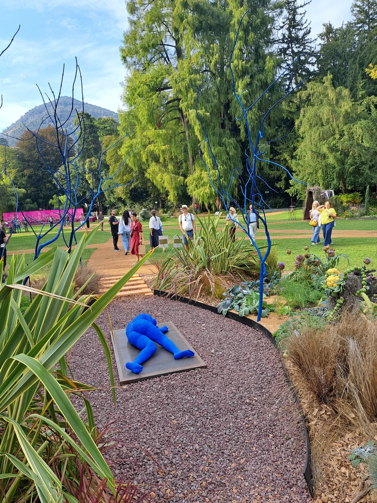 Das diesjährige Motto lautet «en rêverie». Wovon diese blaue Figur wohl träumt? Menschen auf einer Wiese, die eine Kunstinstallation studieren