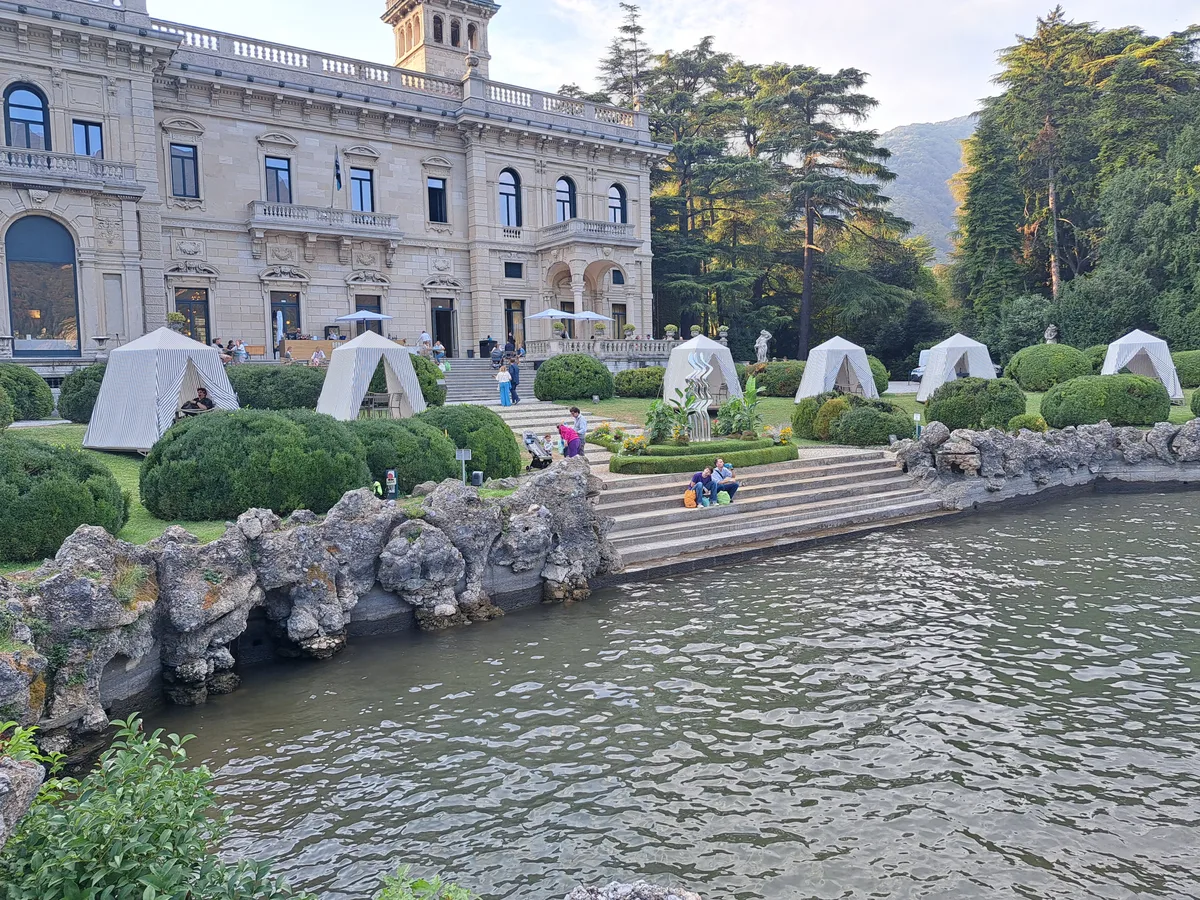 Heute Kongresszentrum, war die Villa Erba einst unter anderem Wohnsitz von Luchino Visconti, dem Regisseur von Filmen wie «Der Leopard» und «Tod in Venedig». Villa an einem See