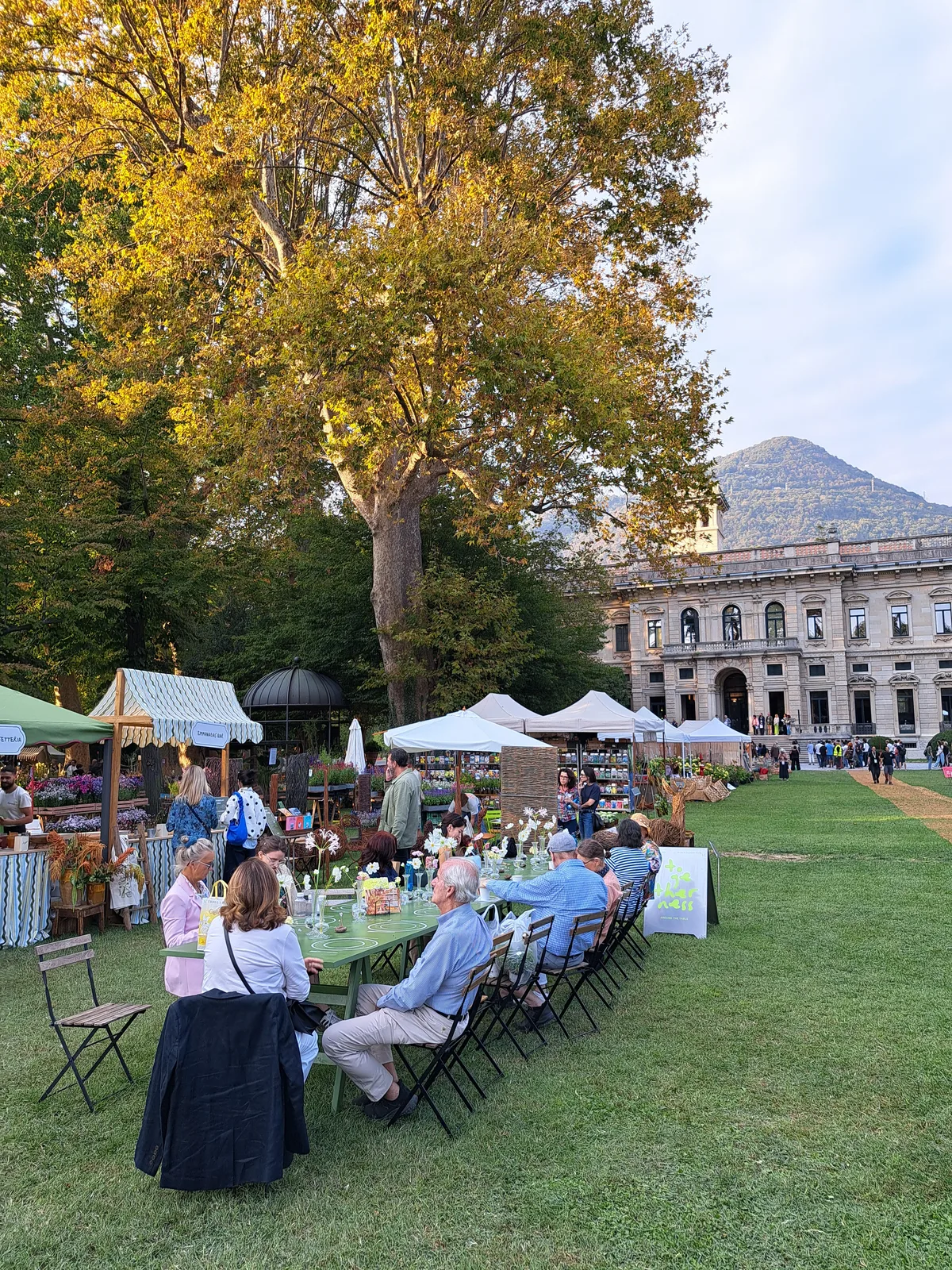 Die Gartenmesse Orticolario zieht seit 16 Jahren Gartenliebhaber an den Comer See. Verkaufsstände vor einer Villa