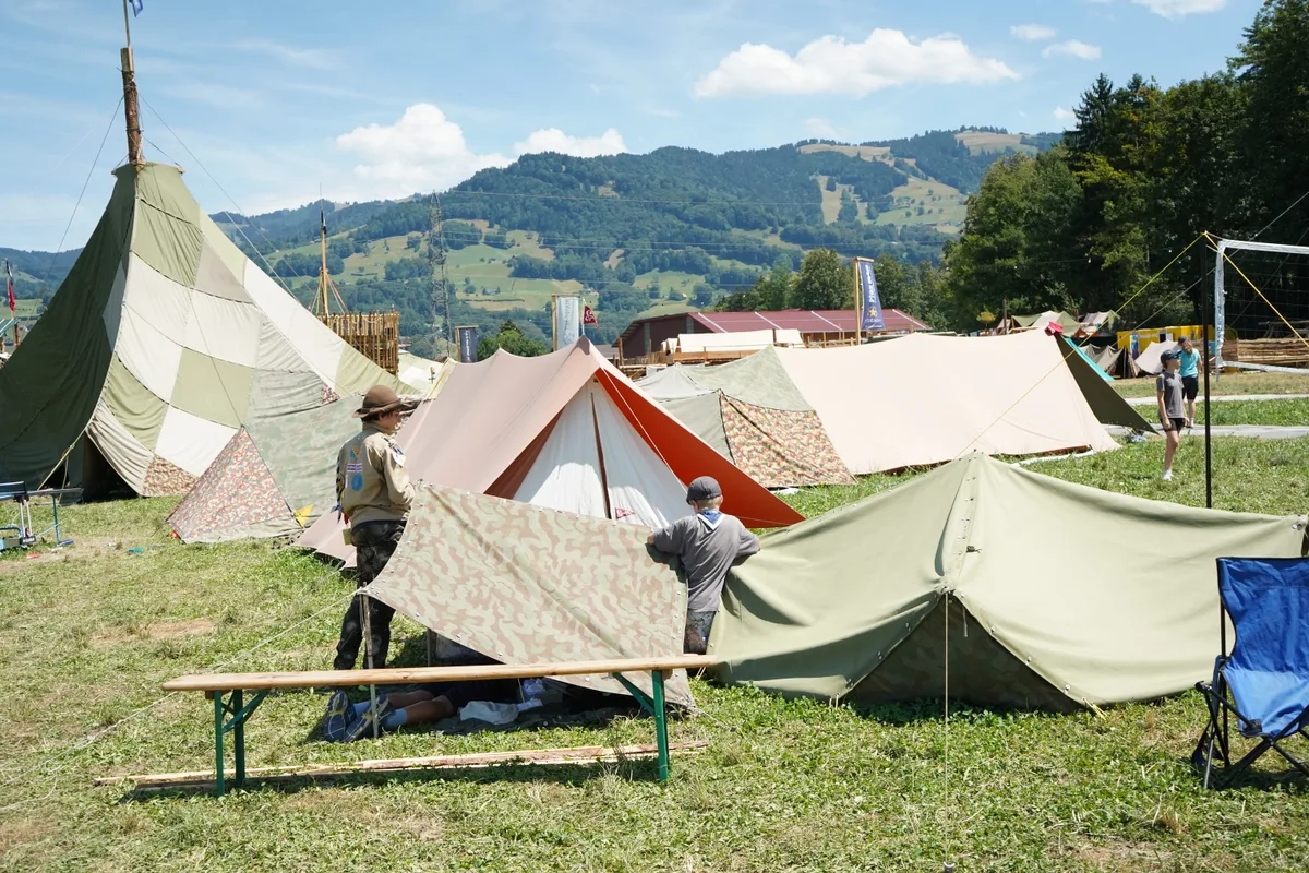 Die acht Abteilungen der Pfadi Zürioberland sind im sankt-gallischen Kaltbrunn und freuen sich über das erste Regionslager.