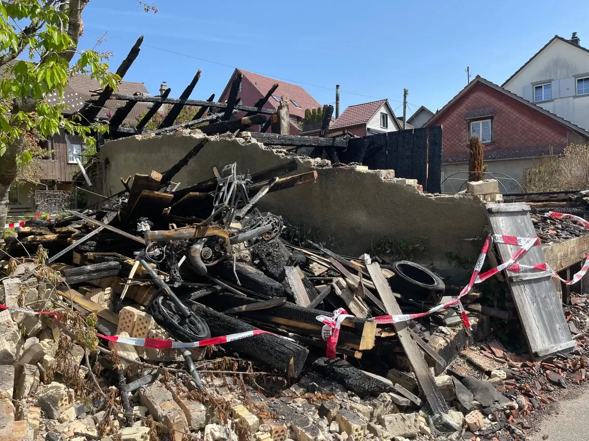 Der Sachschaden war gross bei der Brandserie, Menschen wurden aber keine verletzt. Auf dem Bild ist eine Brandruine erkennen, welche abgesperrt ist.