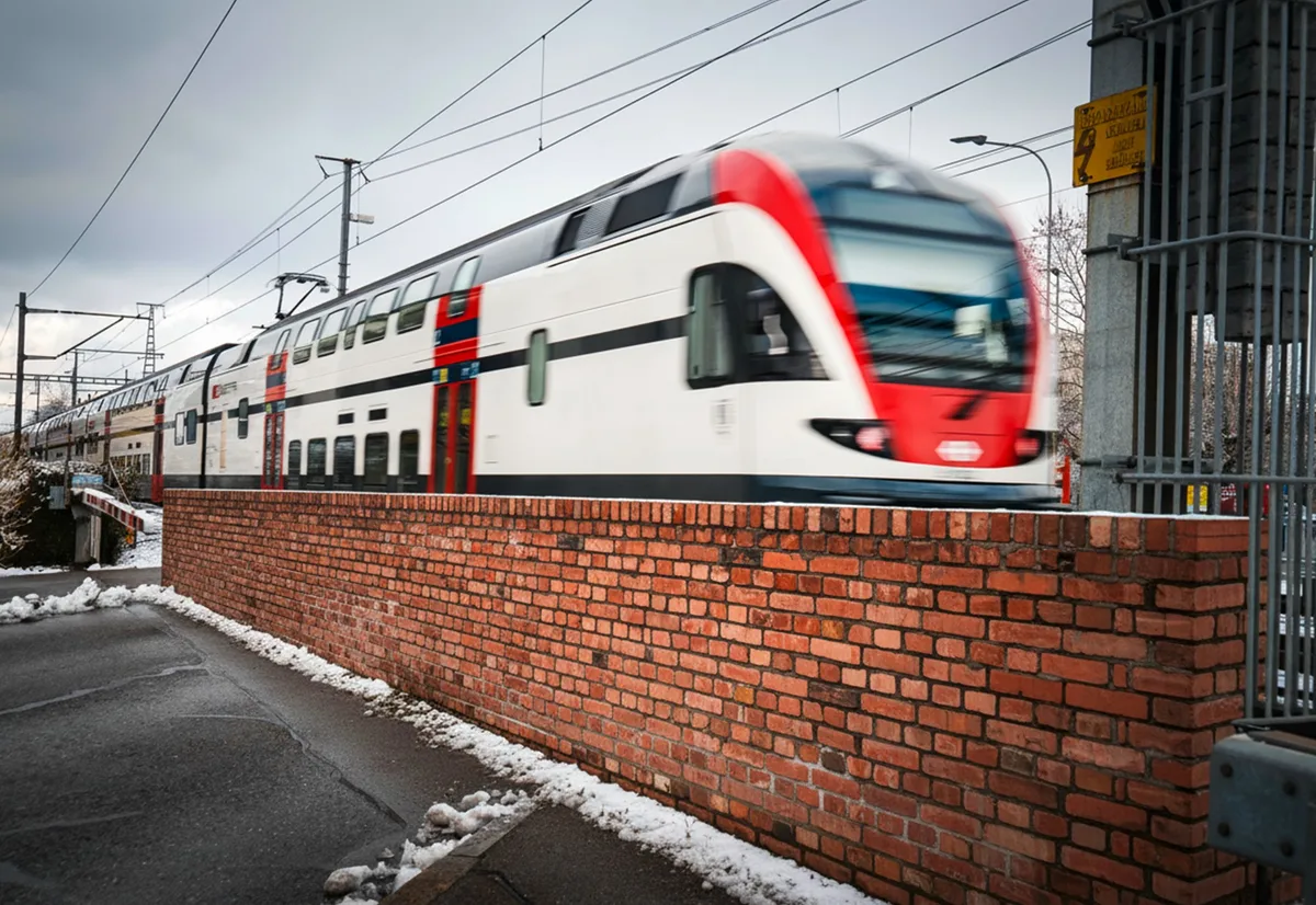 noneStatt einer Schranke ziert jetzt eine Mauer den Bahnübergang an der Winterthurerstrasse in Uster.