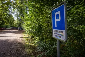 Parkieren ist erlaubt – aber übernachten und campieren auf dem Parkplatz der Badi Lützelsee ist neu verboten. Parkieren ist erlaubt – aber übernachten und campieren auf dem Parkplatz der Badi Lützelsee ist neu verboten.