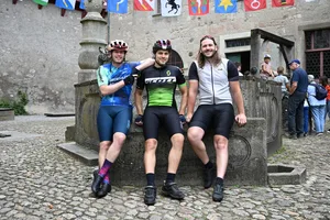 29991529-2 Sind aufgrund der Outdoor-App Komoot auf der Kyburg gelandet: Die drei Slowenen Matic Zalaznik, Jakob Oblak Lapanja und Domen Stenovec (von links).