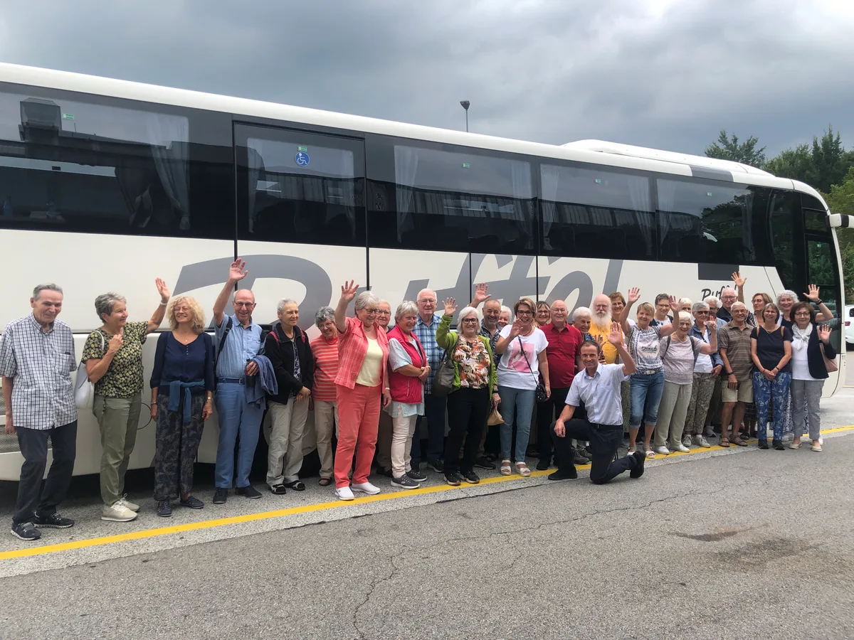 Die Oberlaender Reisegruppe ist schon fruehmorgens gut gelaunt und bereit für die Operklassiker in Verona