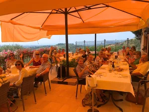 Sonnenschirme Schützen vor der brennenden Sonne. So lässt sich der Wein besser geniessen. Sonnenschirme Schützen vor der brennenden Sonne. So lässt sich der Wein besser geniessen.