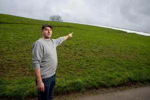 31806630-7 Landwirt Andreas Gwerder auf der Strasse vor seinem Hof: «Der Wolf lief über die Schneewechte hinunter.»