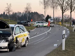 Endlage der unfallbeteiligten Personenwagen Endlage der unfallbeteiligten Personenwagen