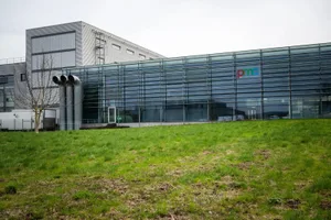 25374747-7 Im ehemaligen Druckzentrum an der Eichbüelstrasse in Oetwil sollen künftig Busse der VBZ und der VZO parkiert und aufgeladen werden.