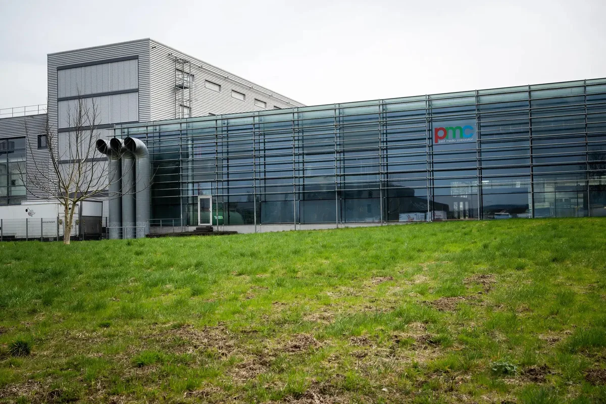 Das ehemalige Druckzentrum an der Eichbüelstrasse in Oetwil soll künftig gemeinsam durch VBZ und VZO genutzt werden. (Archiv) Das ehemalige Druckzentrum an der Eichbüelstrasse in Oetwil.