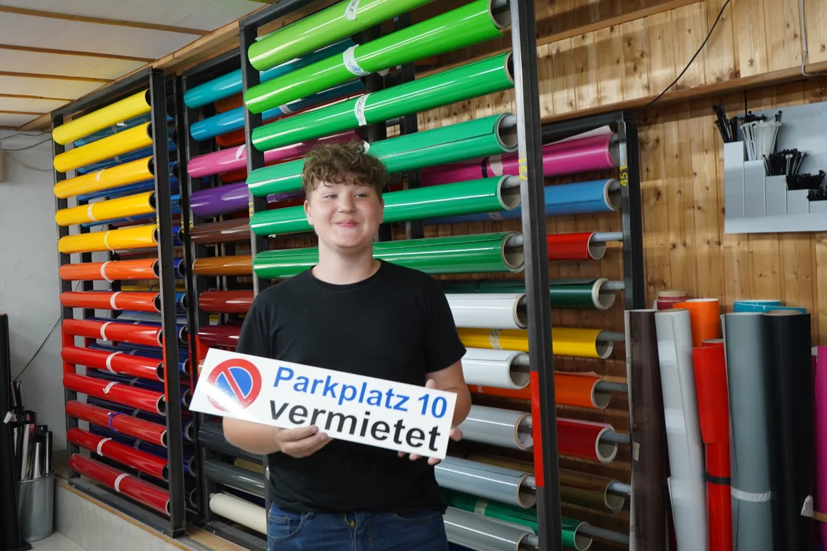 Jugendliche bei Johler Druck und Schriften in Wila während des Berufswahlparcours.