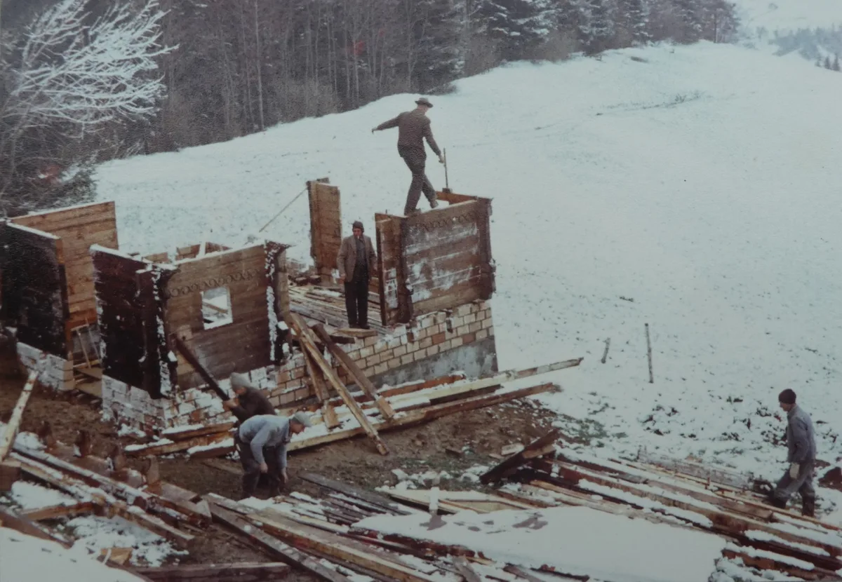 Männer bauen an einer Hütte.