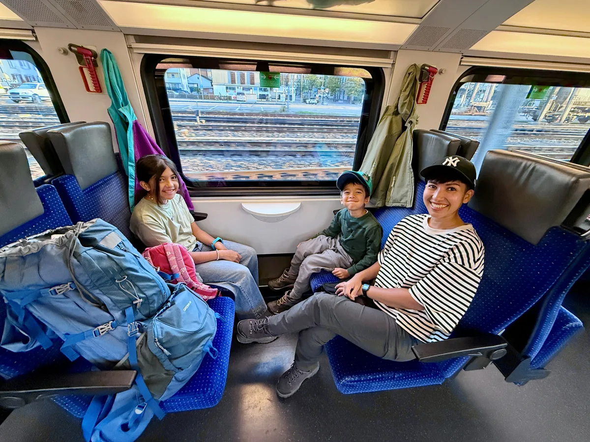 Dank der Testphase kann die Familie von Wetzikon bis ins Bünderland sitzen bleiben. Man sieht eine Wanderfamilie im Zug.