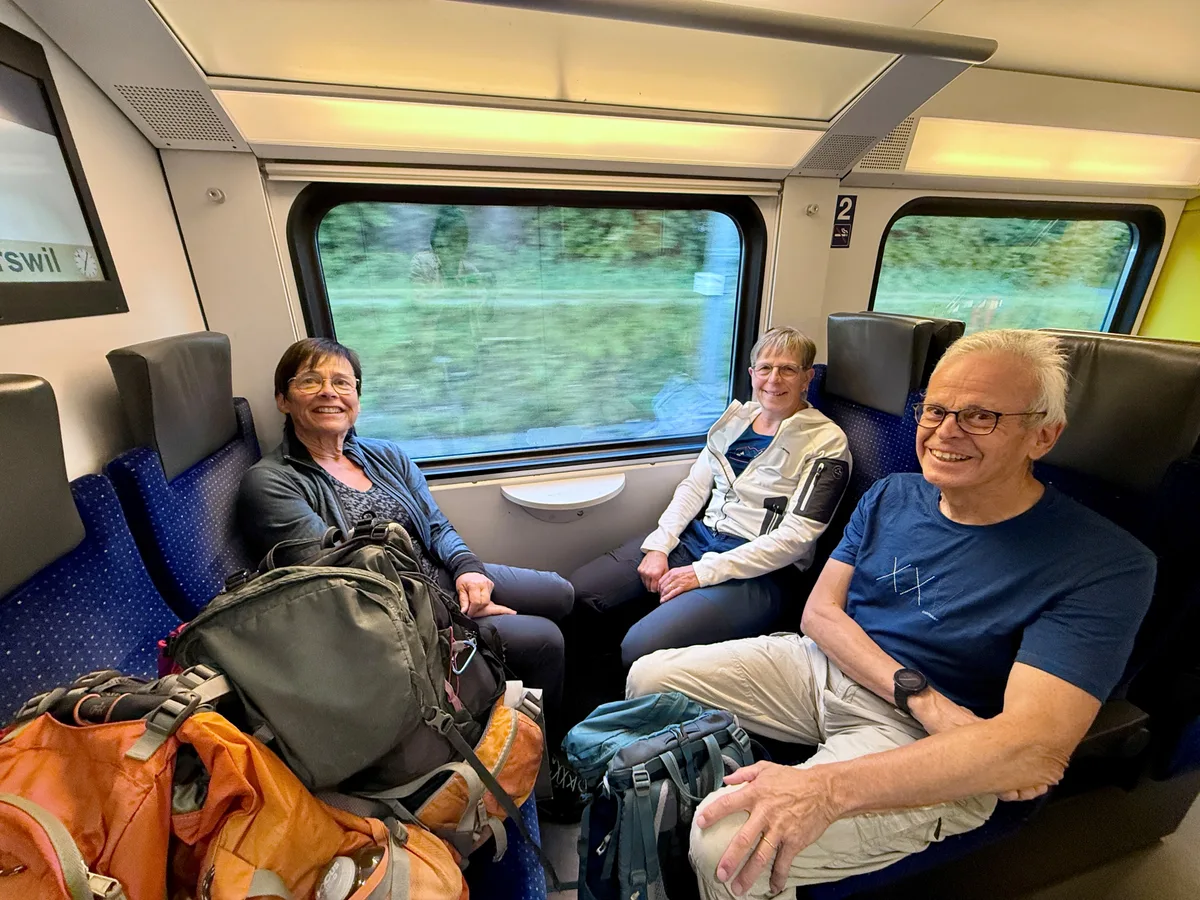 Das Wandertrio freut sich auf ihre Zweitageswanderung und darüber, dass sie bis Unterterzen nicht umsteigen müssen. Man sieht ein Wandertrio im Zug.