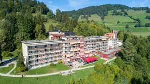 21251985-6 Das Reha-Zentrum Wald aus der Luft