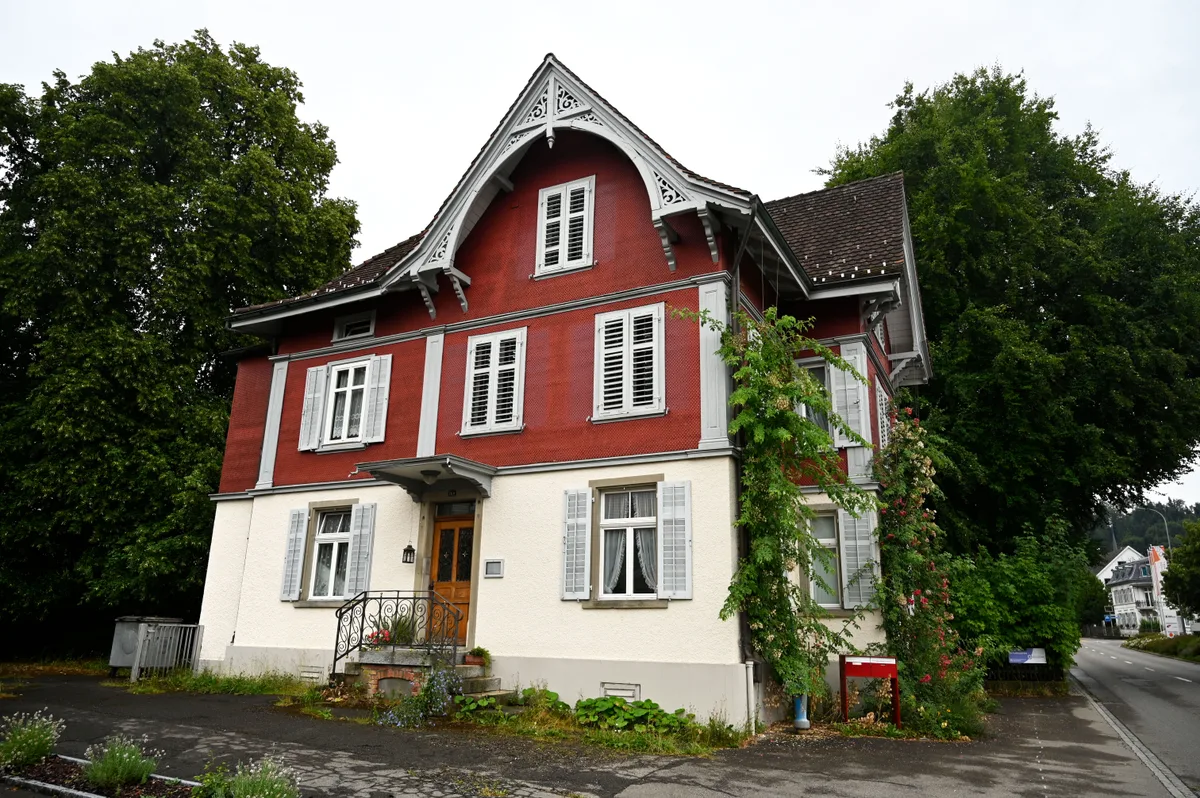 Im ehemaligen Ärztehaus Turbenthal sollen vier oder fünf Kleinwohnungen entstehen. Und ein neues Gebäude auf demselben Grundstück. Im ehemaligen Ärztehaus Turbenthal sollen vier oder fünf Kleinwohnungen entstehen. Und ein neues Gebäude auf demselben Grundstück.