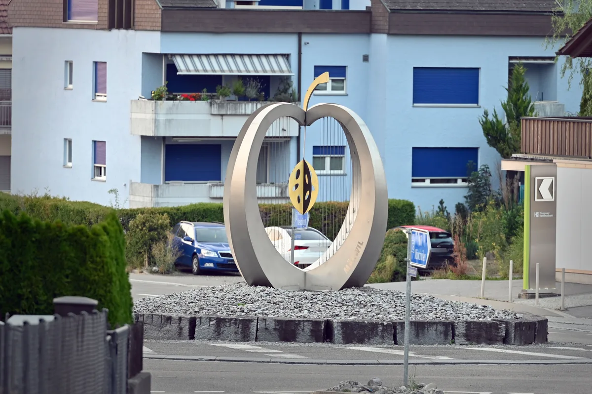 Ein buntes Gebäude und der Apfelkreisel.