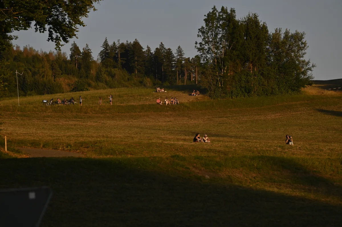 Von der Oberhittnauerstrasse über die Furtstrasse bis zur Wetzikerstrasse in Oberhittnau versammeln sich die Menschen, um das seltene Himmelsschauspiel zu beobachten.
