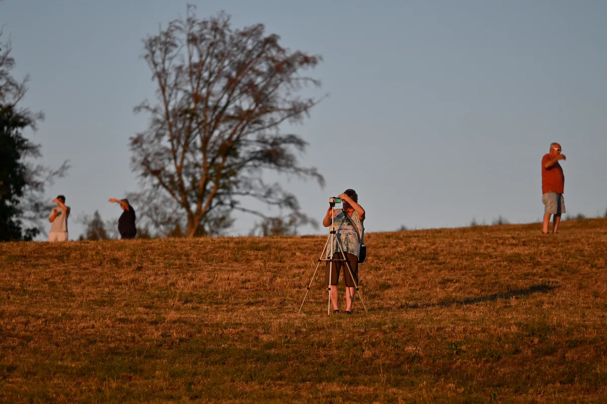 Ein grauer Schleier legte sich über die Landschaft, bevor die Sonne den Himmel in ein tiefes Rot tauchte Ein grauer Schleier legte sich über die Landschaft, bevor die Sonne den Himmel in ein tiefes Rot tauchte