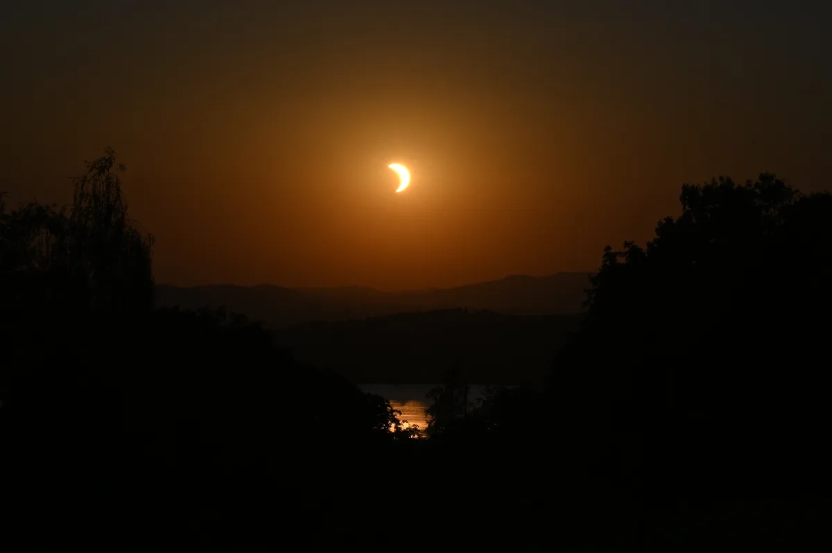 Das Spektakel der Sonne am Abendhimmel über dem Pfäffikersee.