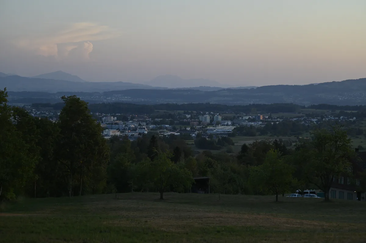 Während der partiellen Sonnenfinsternis legt sich ein grauer Schleier über Wetzikon.