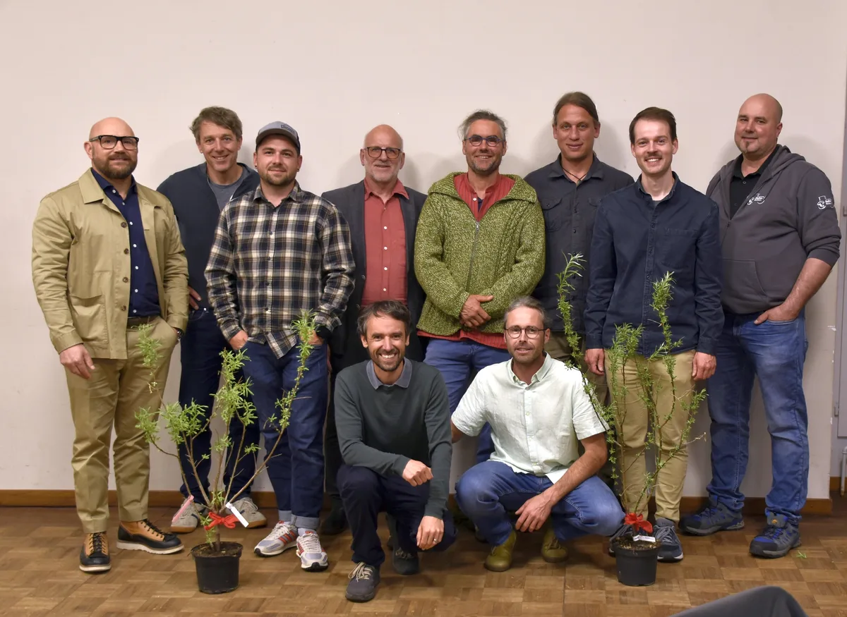 Der Vorstand und künftige Mitarbeitende der Fachstelle Naturnetz Züri-Oberland. Man sieht mehrere Menschen vor einer Wand.