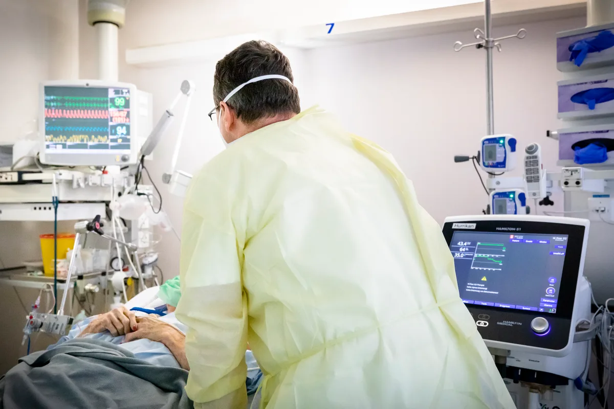 Dr. med. Christian Trachsel betreut Patienten mit Corona auf der Intensivstation im Spital Uster.