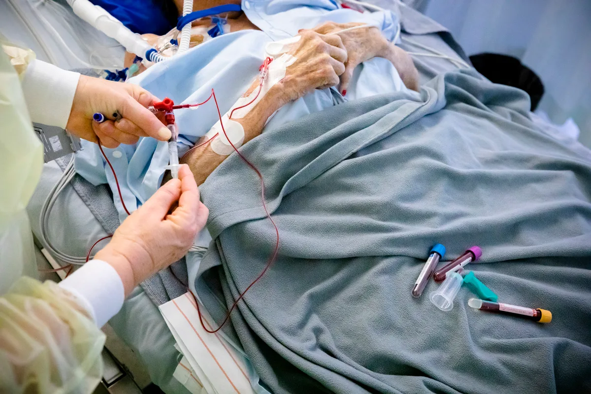 Dr. med. Christian Trachsel betreut Patienten mit Corona auf der Intensivstation im Spital Uster.