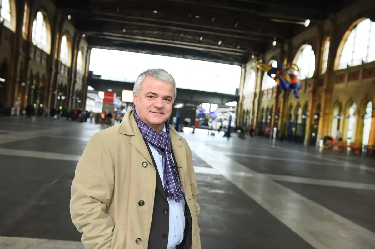 «Die Schweiz muss sich etwas einfallen lassen», sagt Adrian Altenburger, Professor für Gebäudetechnik und Energie an der Fachhochschule Luzern. Ein Mann mit beiger Jacke steht in einer grossen Halle.