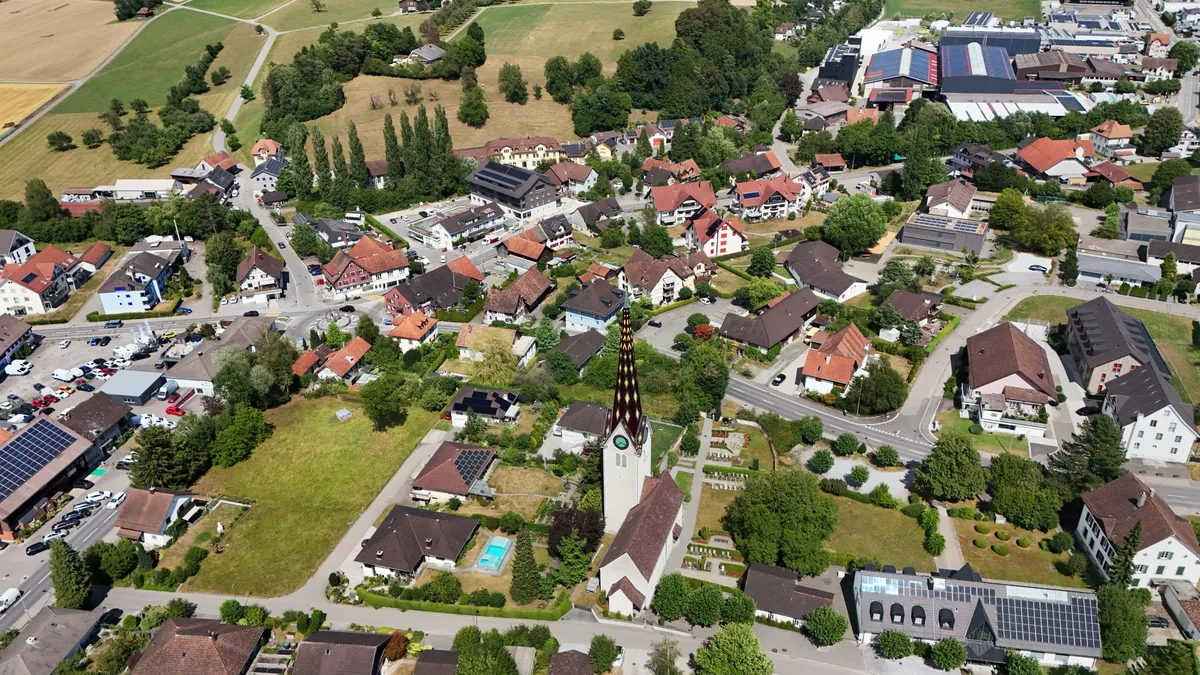 Dorfleben, Landwirtschaft, Industrie und mittendrin die Kirche: Affeltrangen TG hat aber noch weitaus mehr zu bieten. Dorfleben, Landwirtschaft, Industrie und mittendrin die Kirche: Affeltrangen TG hat aber noch weitaus mehr zu bieten.