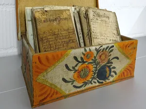 In dieser buntbemalten Holzkiste befanden sich Dokumente über Rechtsgeschäfte aus Riedikon. In dieser buntbemalten Holzkiste befanden sich Dokumente über Rechtsgeschäfte aus Riedikon.