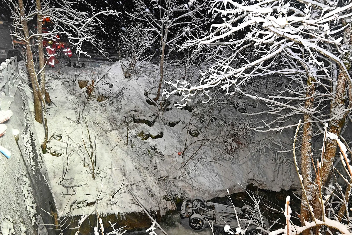 Der Unfall endete für den Beifahrer tödlich; er konnte sich nicht selbständig aus dem Fahrzeug befreien. (Archiv) Man sieht einen Bach und ein Auto darin.