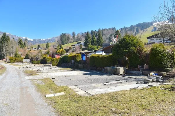 Man sieht einen verwaisten Campingplatz.