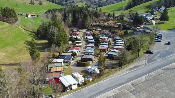 Luftaufnahme eines Campingplatzes.