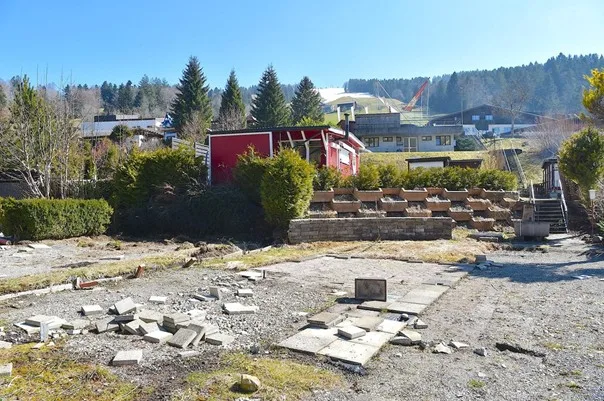 So sehen die meisten Stellplätze am Atzmännig mittlerweile aus: Das rote Haus im Hintergrund wurde erst vor zwei Jahren gebaut. Man sieht einen Stellplatz am Atzmännig.