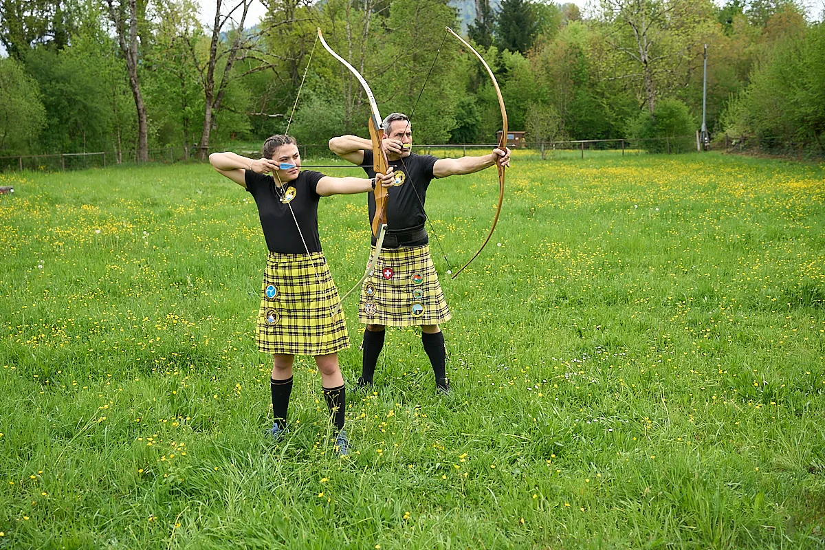 Dominik Mäder und seine Tochter Jessica nehmen beide an der Highland-Games-WM 2025 teil. Bogenschiessen ist zwar keine Disziplin – und doch üben sich die beiden auch darin. Dominik Mäder und seine Tochter Jessica nehmen beide an der Highland-Games-WM 2025 teil. Bogenschiessen ist zwar keine Disziplin – und doch üben sich die beiden auch darin.