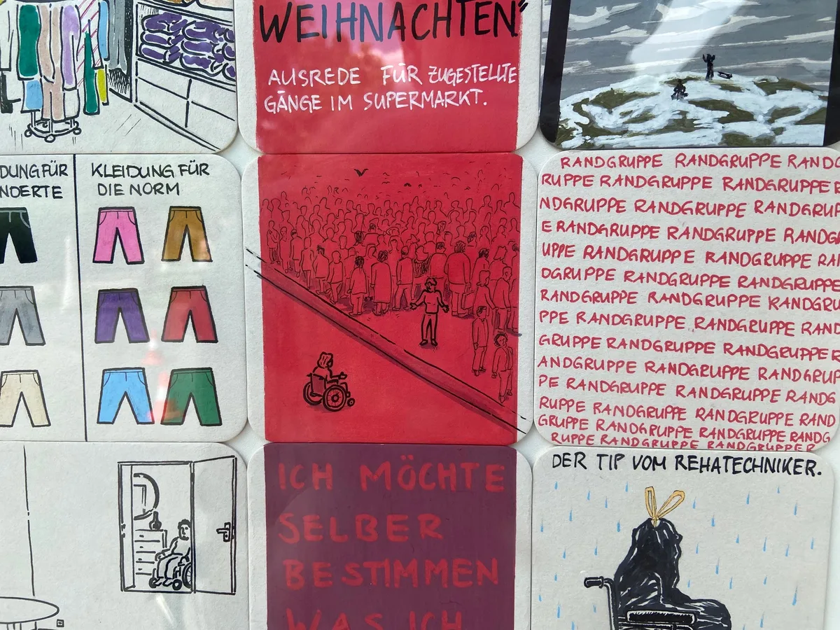 «Behindert» zeigt das Gefühl der Ausgrenzung: Jasmin Polsini kennt das gut. Eine Nahaufnahme von den farbig bemalten Bierdeckeln.