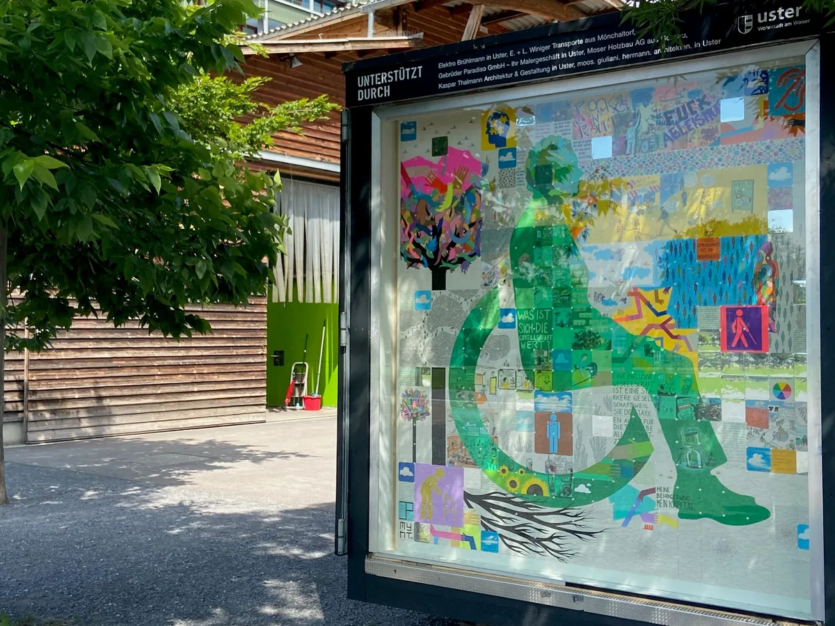 Hier sitzt ein Mensch im Rollstuhl und ist nicht – wie auf der roten Seite – nur ein Piktogramm. Hier ist die grüne Seite der Kunstinstallation zu sehen.