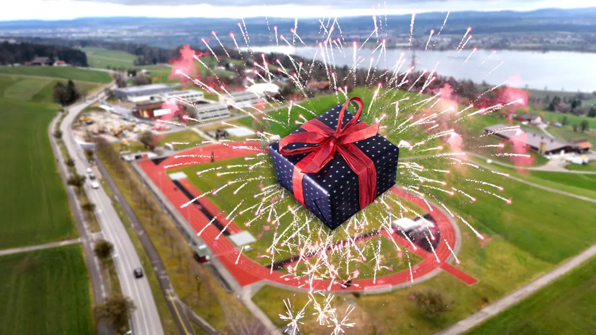An der GV in Maur haben sich die Versammelten gleich selbst beschenkt: unter anderem mit einer Senkung des Steuerfusses, dem Bau eines Kunstrasens und Feuerwerk bis zum Umfallen. An der GV in Maur haben sich die Versammelten gleich selbst beschenkt: unter anderem mit einer Senkung des Steuerfusses, dem Bau eines Kunstrasens und Feuerwerk bis zum Umfallen.
