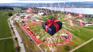 An der GV in Maur haben sich die Versammelten gleich selbst beschenkt: unter anderem mit einer Senkung des Steuerfusses, dem Bau eines Kunstrasens und Feuerwerk bis zum Umfallen. An der GV in Maur haben sich die Versammelten gleich selbst beschenkt: unter anderem mit einer Senkung des Steuerfusses, dem Bau eines Kunstrasens und Feuerwerk bis zum Umfallen.