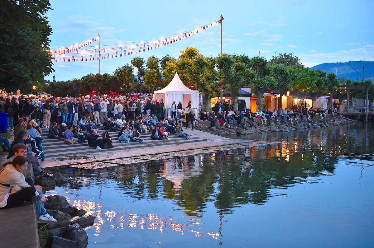 Das Blues'n'Jazz zog auch dieses Jahr zahlreiche Besucherinnen und Besucher nach Rapperswil. Man sieht Personen am See.
